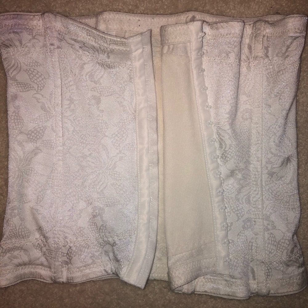 Corset - Picture 3 of 4